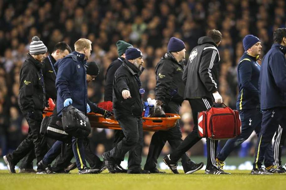 Il giocatore dello Swansea, aiutato a respirare da una maschera d&#39;ossigeno, viene trasportato in barella fuori dal campo. Reuters
